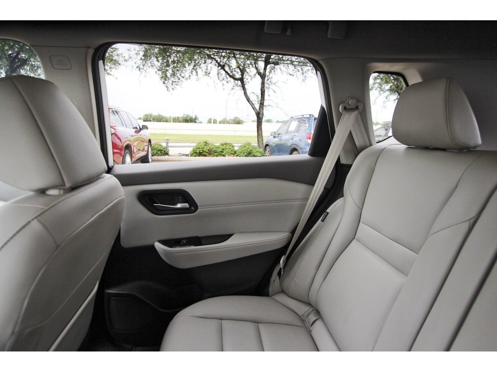 Used 2024 Nissan Rogue SL FWD image 11
