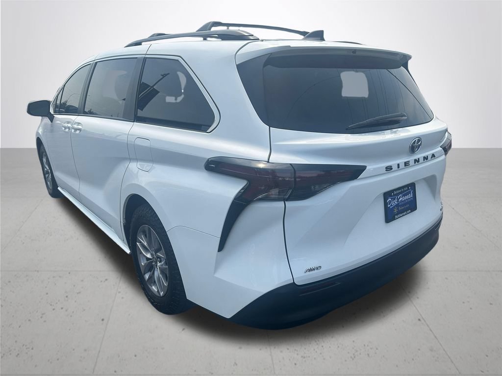 Used 2024 Toyota Sienna LE AWD/4WD image 9