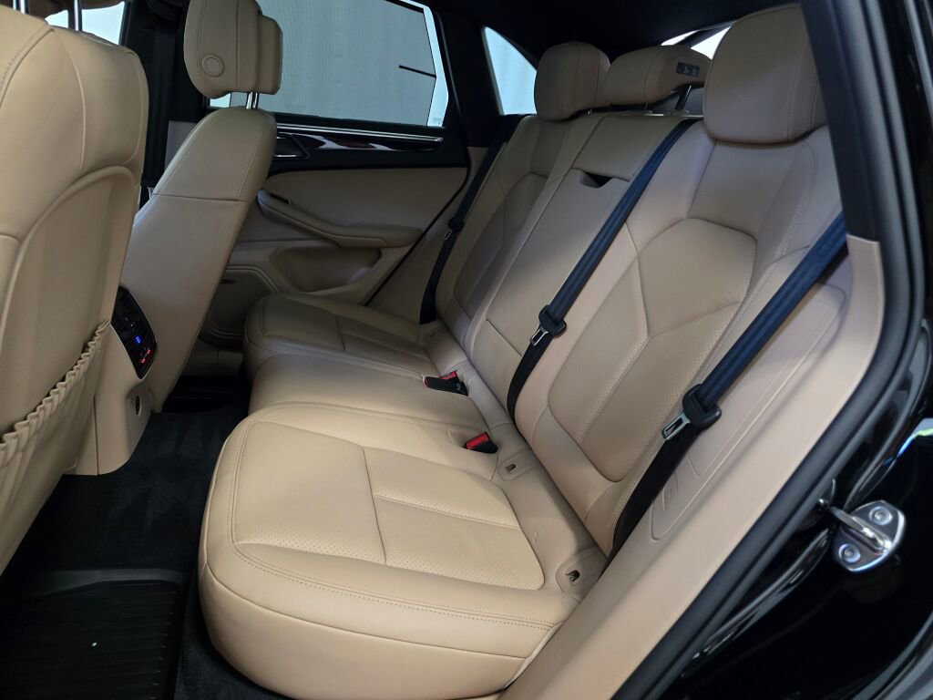 Certified 2025 Porsche Macan image 20