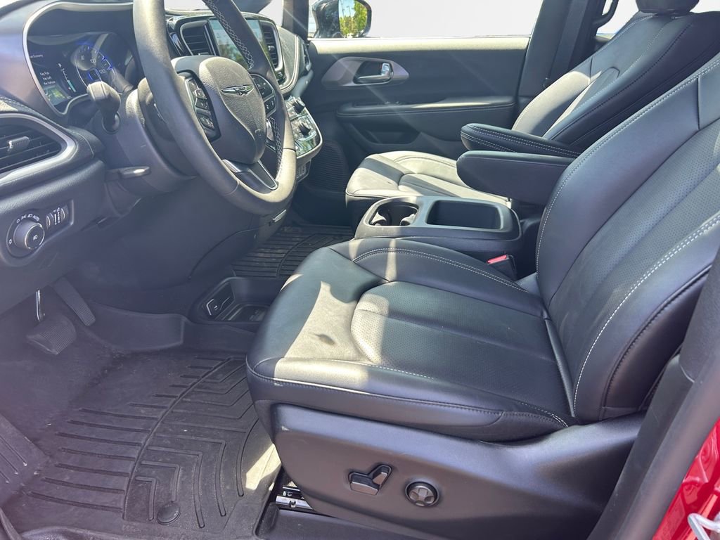 Used 2025 Chrysler Pacifica Select AWD/4WD image 12