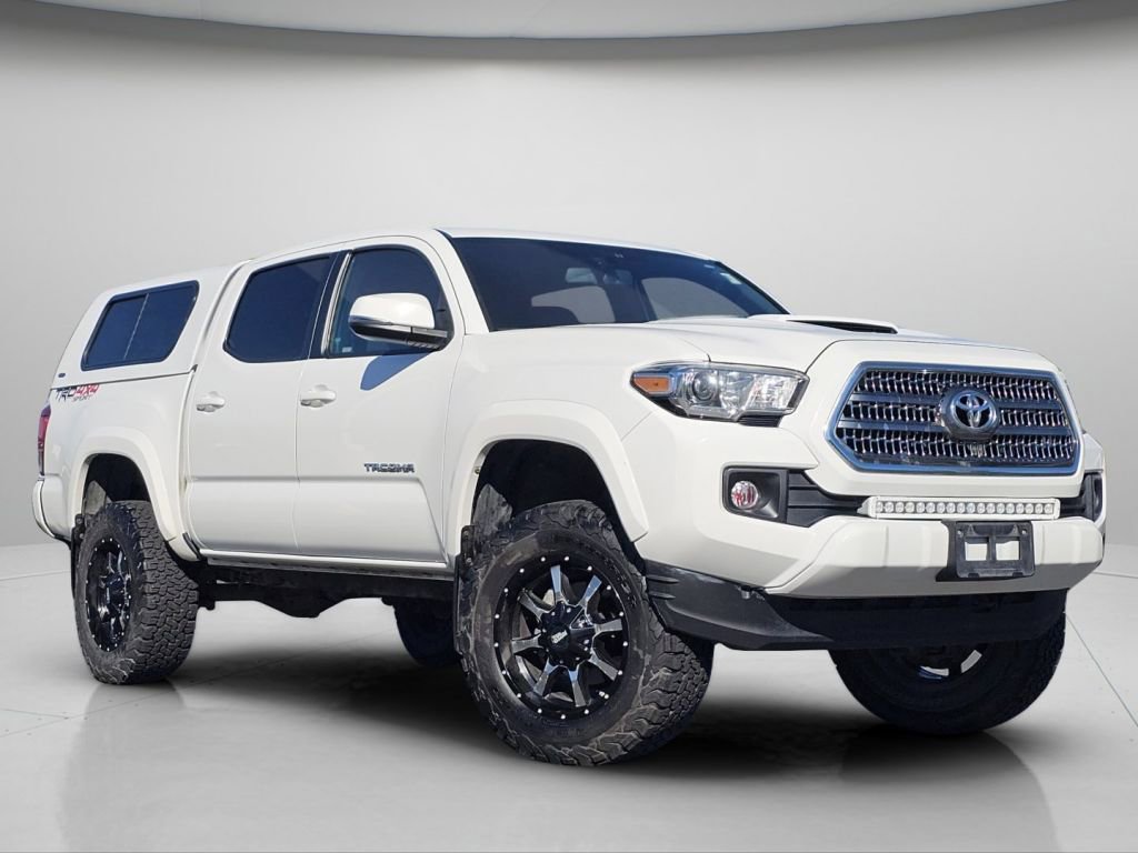 Used 2017 Toyota Tacoma TRD Sport AWD/4WD image 2