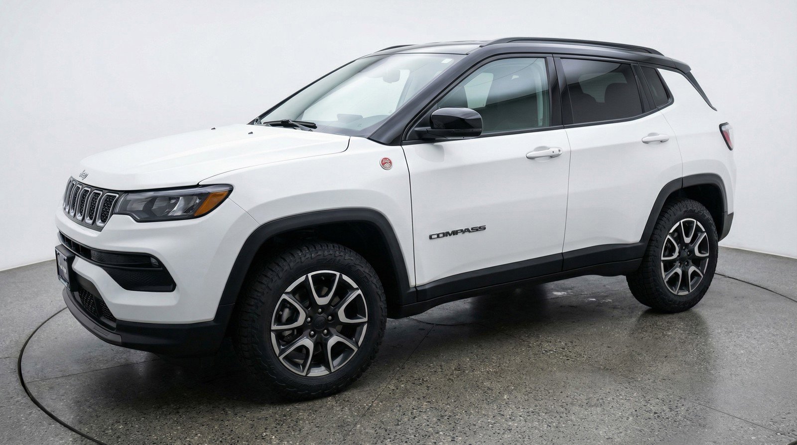 Used 2025 Jeep Compass Trailhawk image 3