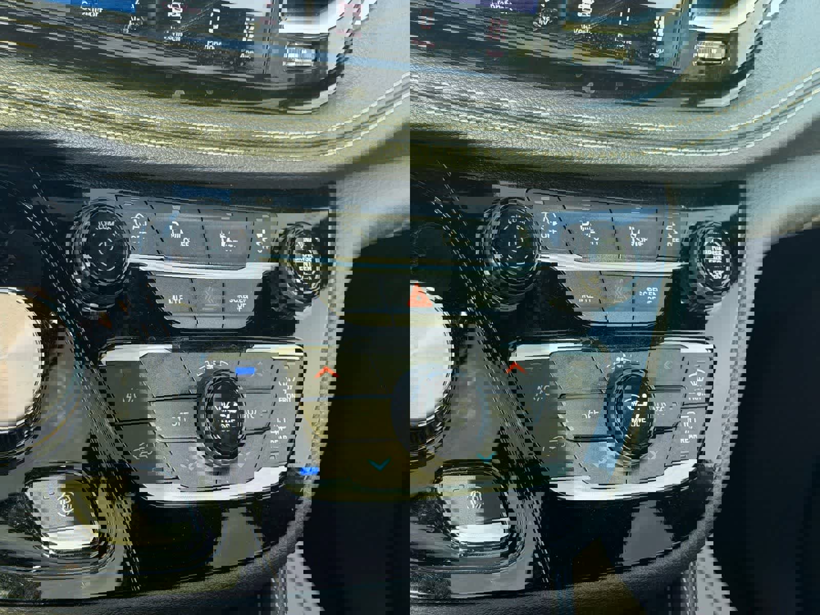 Used 2025 Chrysler Pacifica Limited image 21