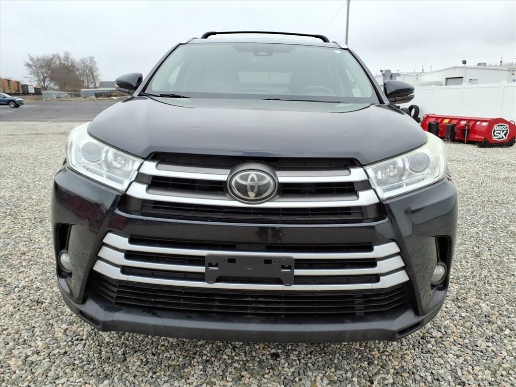 Used 2017 Toyota Highlander XLE image 2