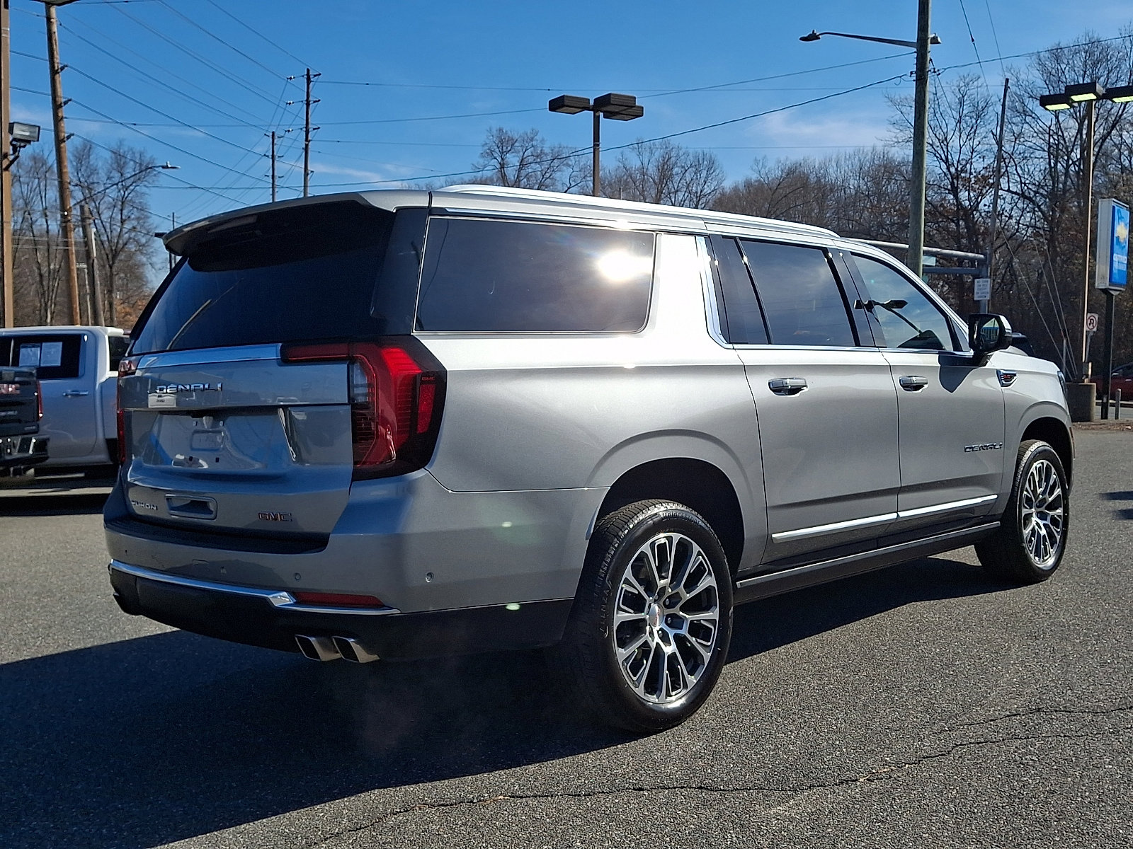 Used 2025 GMC Yukon XL Denali w/ Sun & Power Step Package image 6