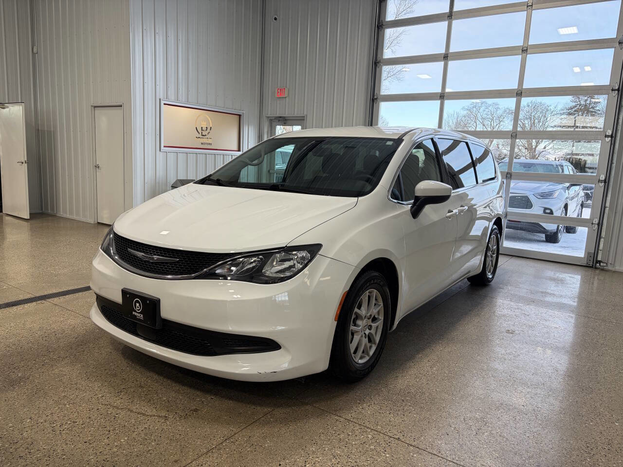 Used 2021 Chrysler Voyager LX image 2