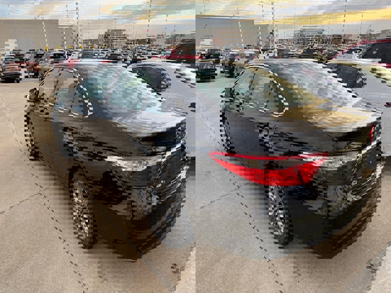 Used 2017 Toyota Camry SE image 3