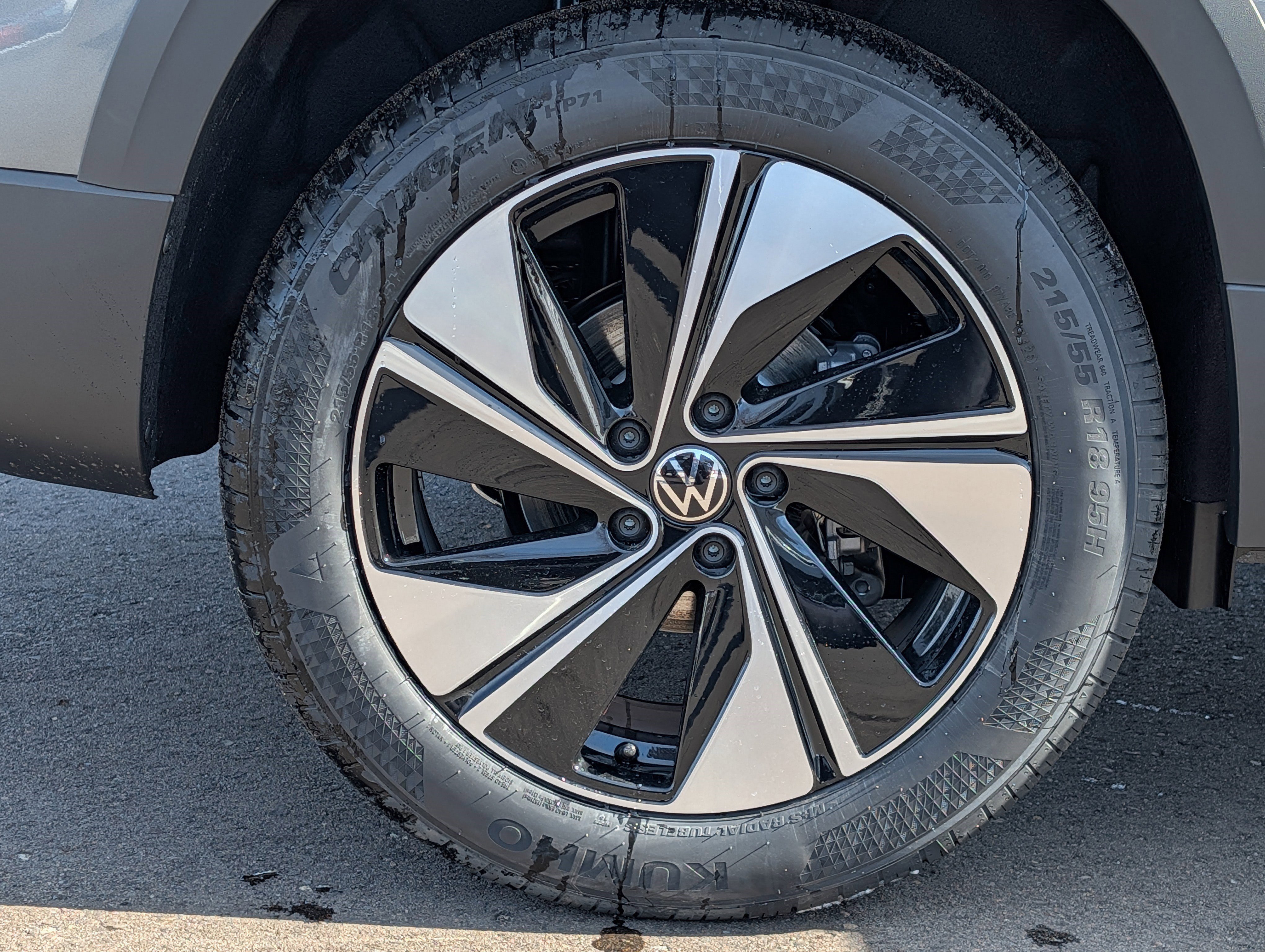 New 2026 Volkswagen Taos SE image 5