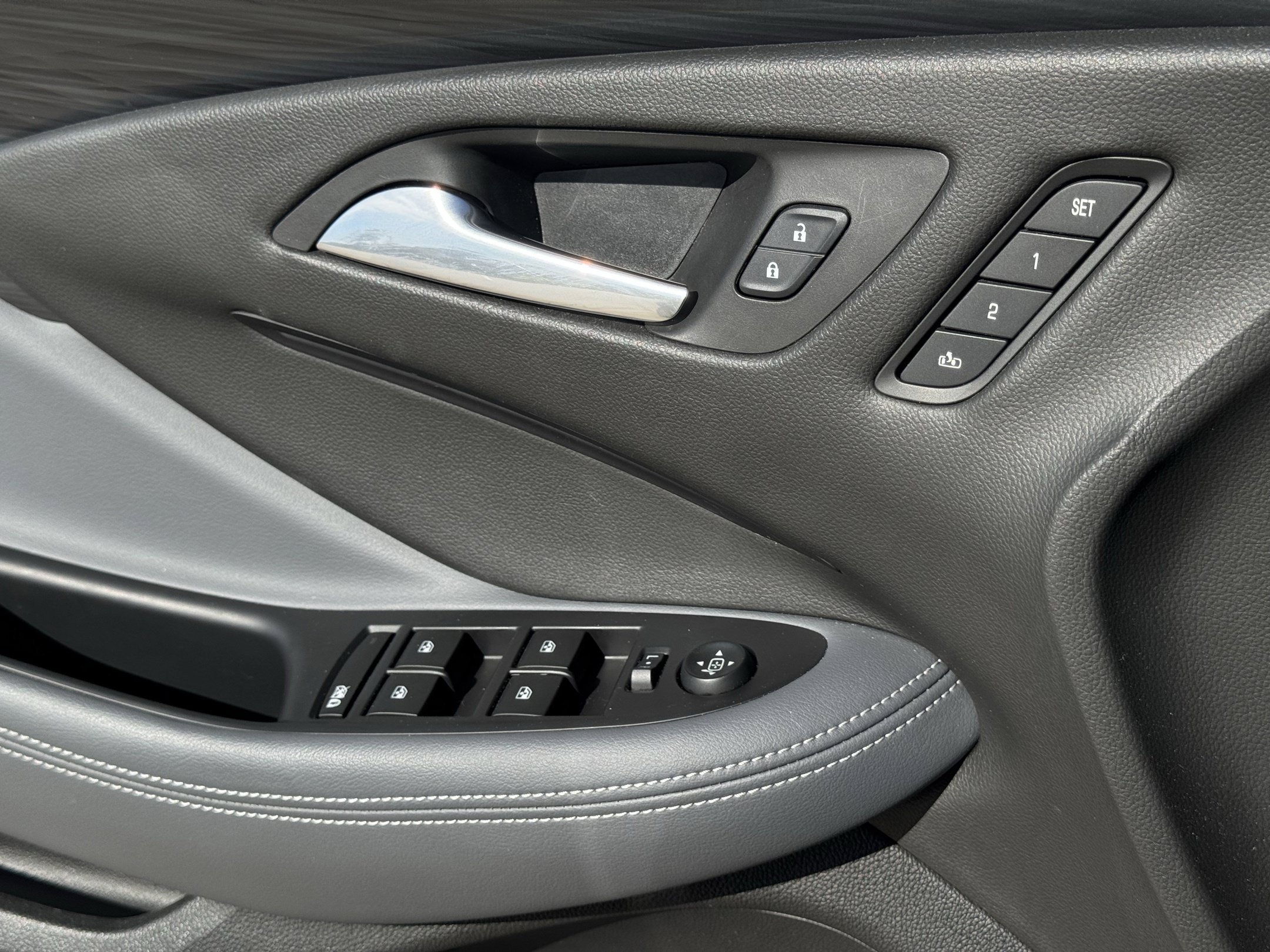 Used 2019 Buick Envision Essence FWD image 18