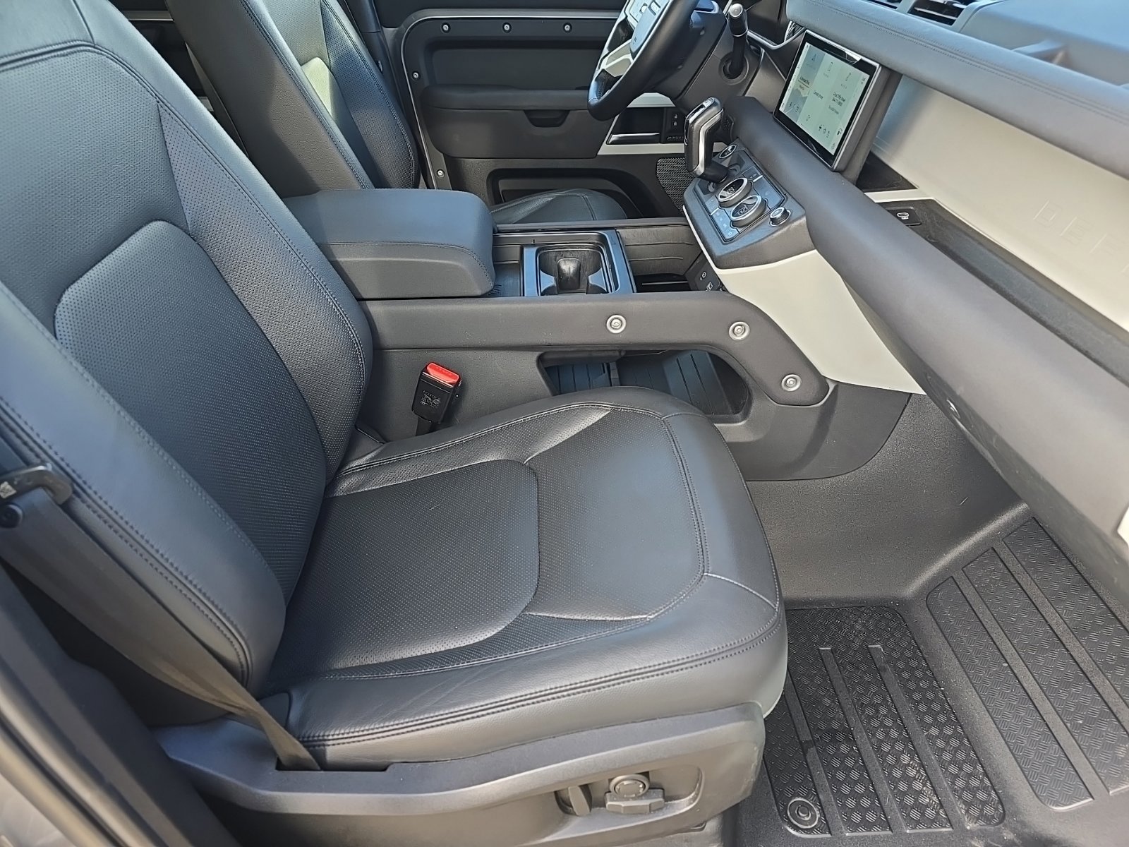 Used 2023 Land Rover Defender 110 SE image 7