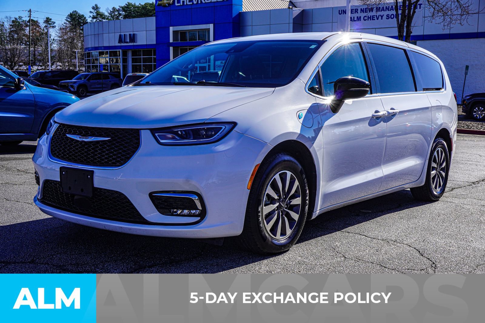 Used 2024 Chrysler Pacifica Select image 5