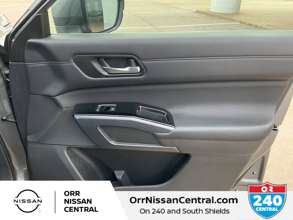 Used 2024 Nissan Pathfinder SL w/ Black Appearance Package image 10