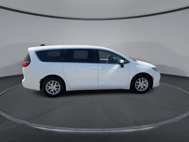 Used 2023 Chrysler Pacifica Touring-L FWD image 9