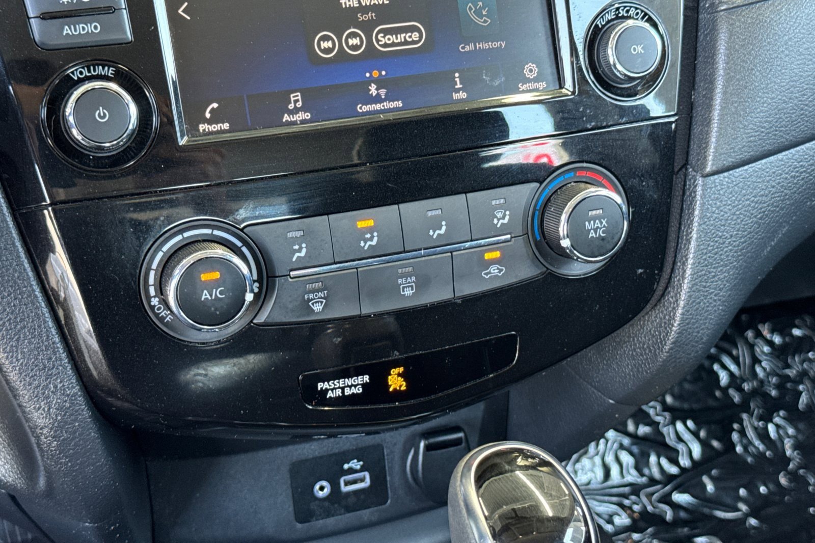 Used 2018 Nissan Rogue S image 19