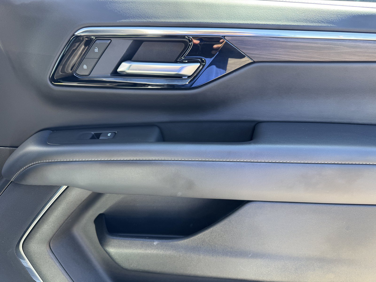 Used 2025 Chevrolet Tahoe LT RWD image 9