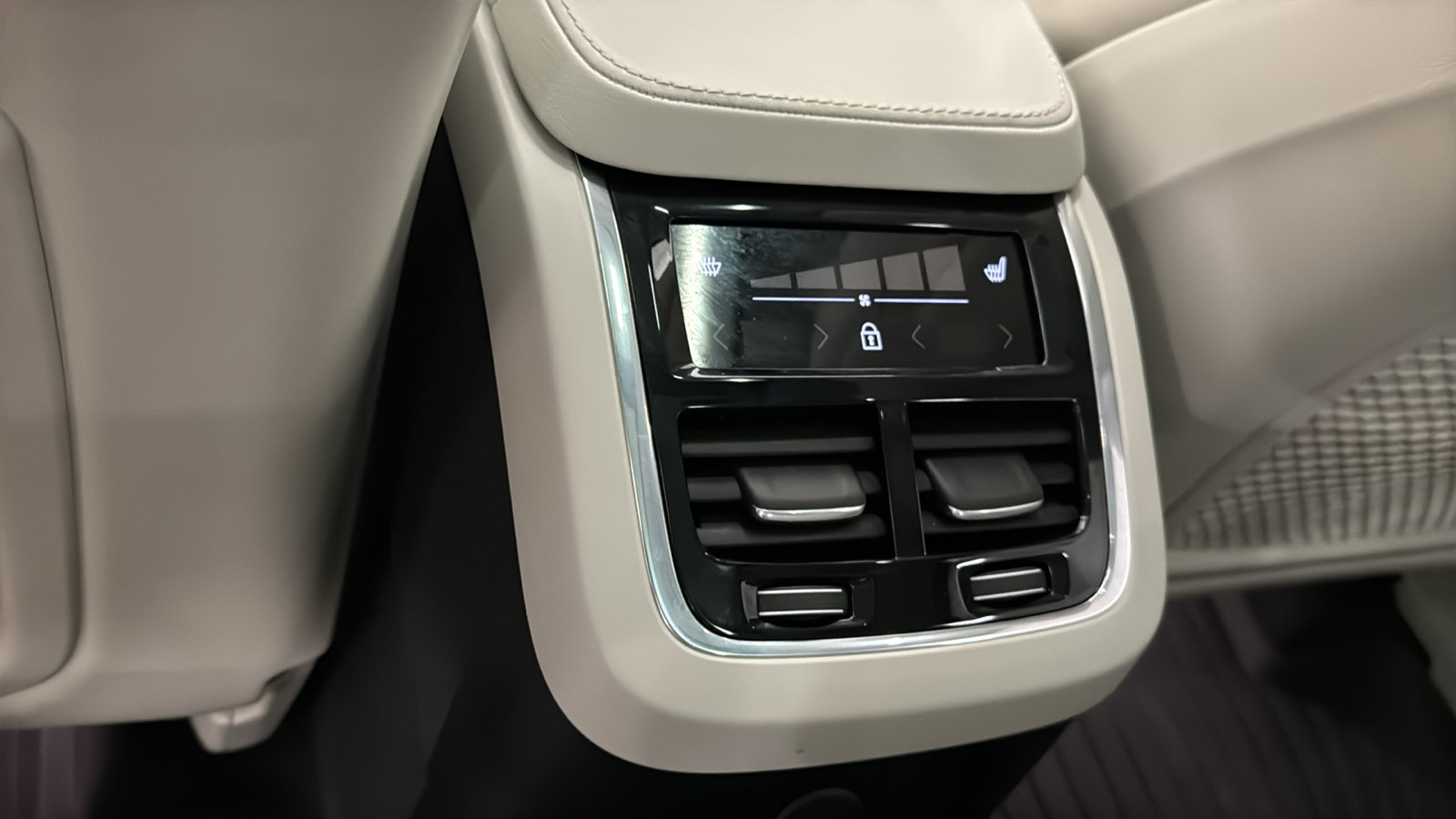 Used 2025 Volvo XC90 T8 Plus w/ Protection Package AWD/4WD image 28