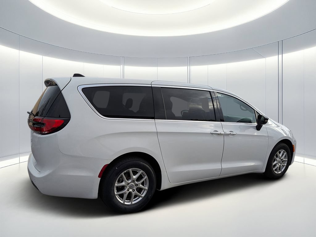 Used 2024 Chrysler Pacifica Touring-L FWD image 3