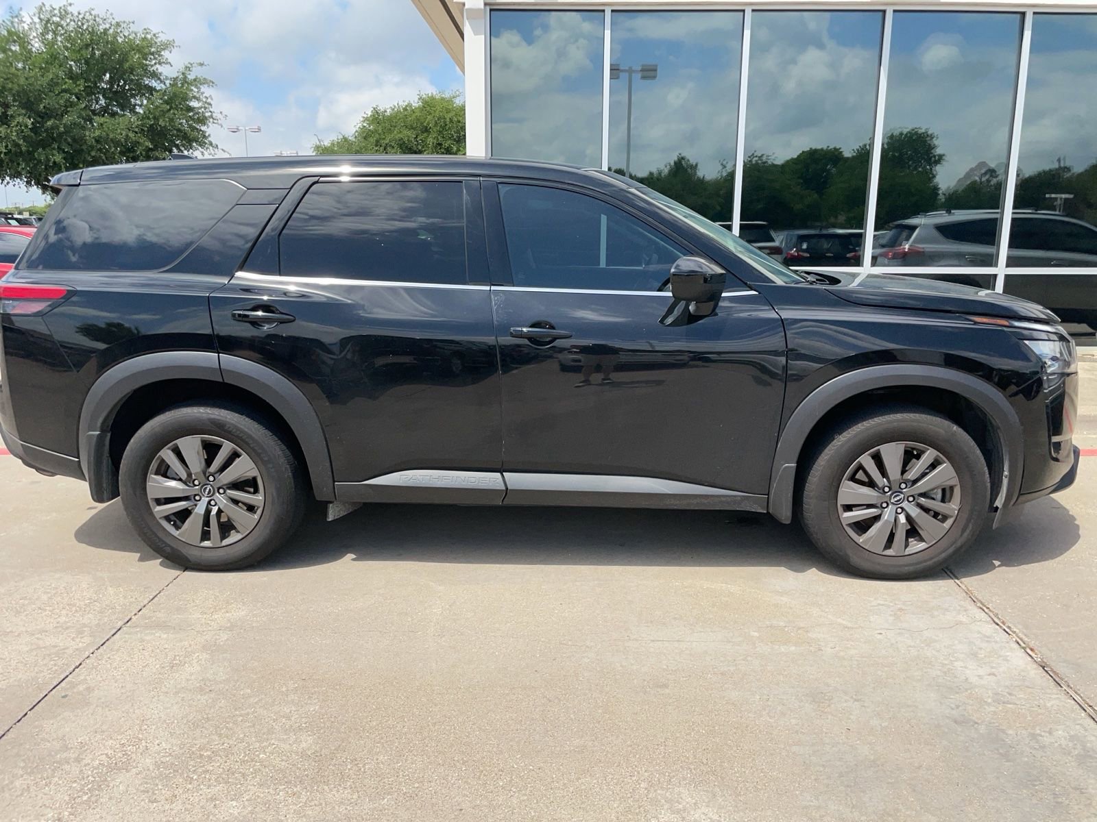 Used 2025 Nissan Pathfinder S image 4