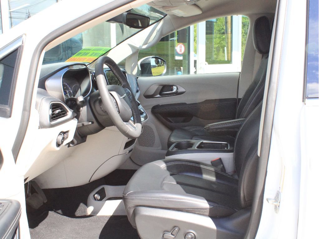 Used 2023 Chrysler Pacifica Touring-L AWD/4WD image 11