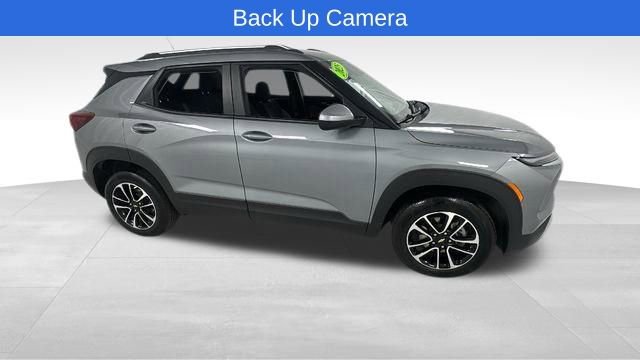 Used 2025 Chevrolet TrailBlazer LT image 2