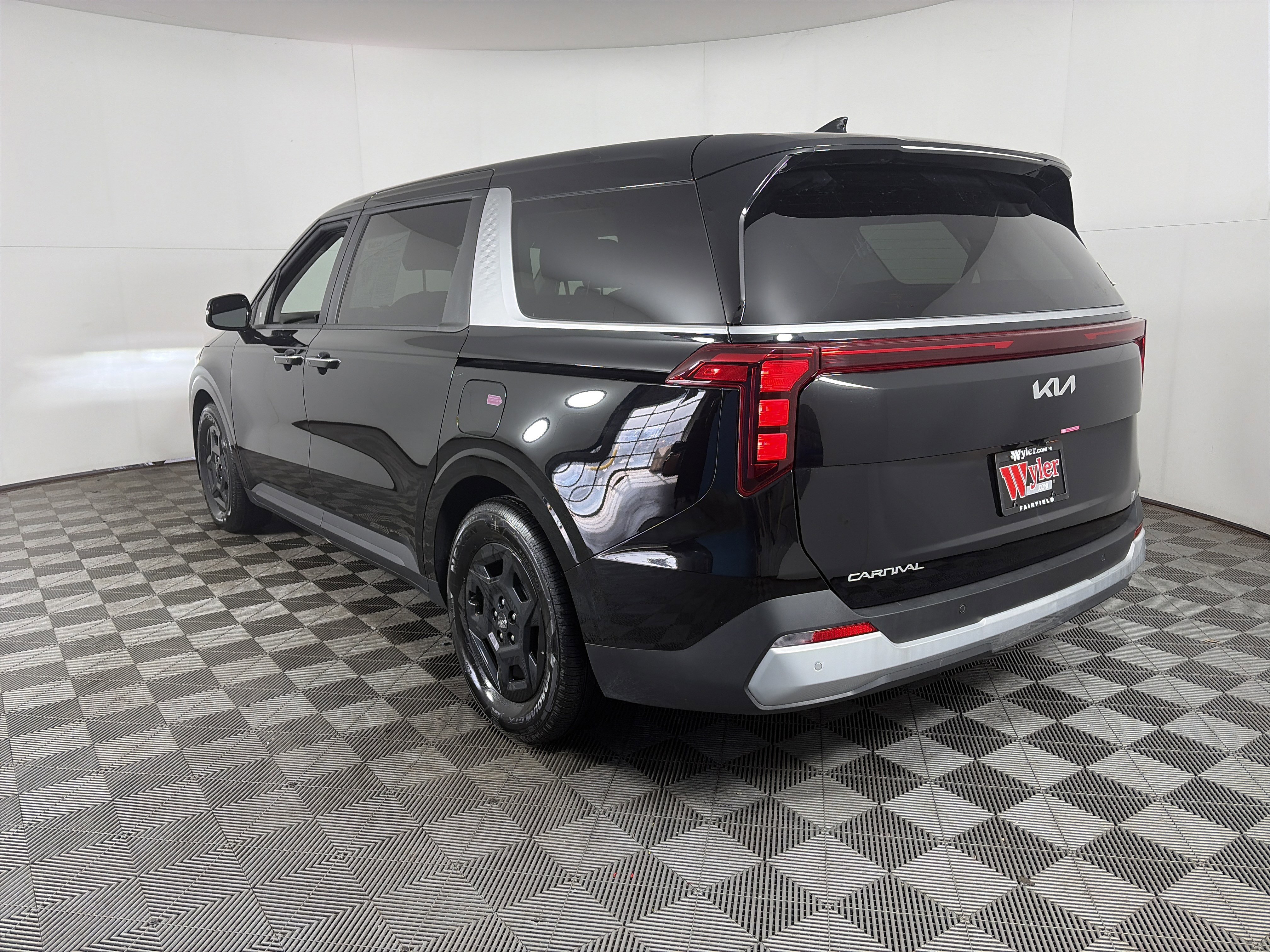 Used 2025 Kia Carnival image 8