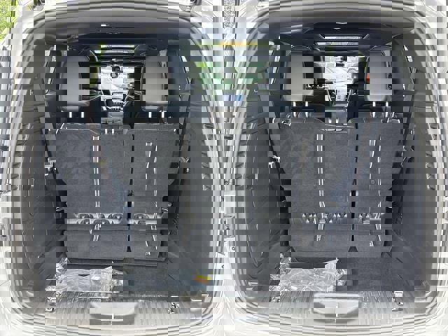 Used 2023 Chrysler Pacifica Limited w/ Uconnect Theater Family Group image 17