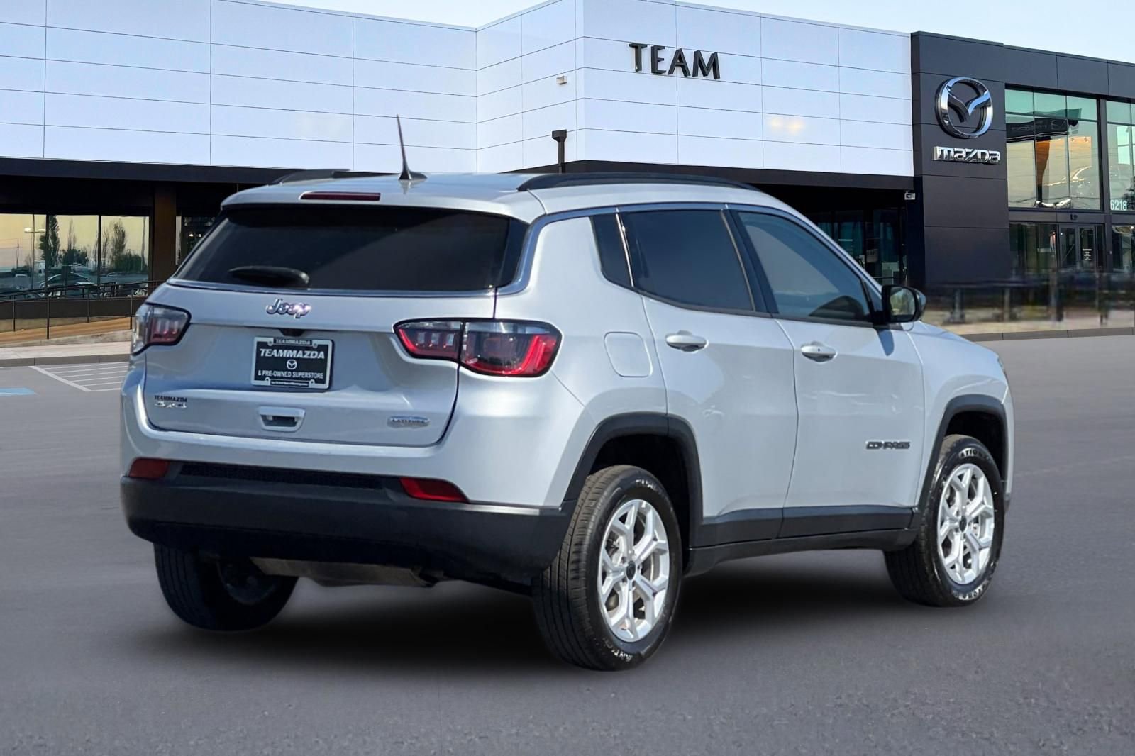 Used 2025 Jeep Compass Latitude image 4