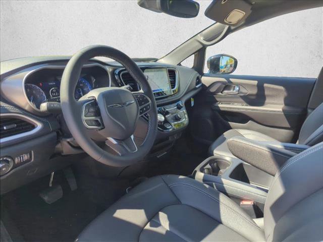 New 2026 Chrysler Pacifica Select image 2