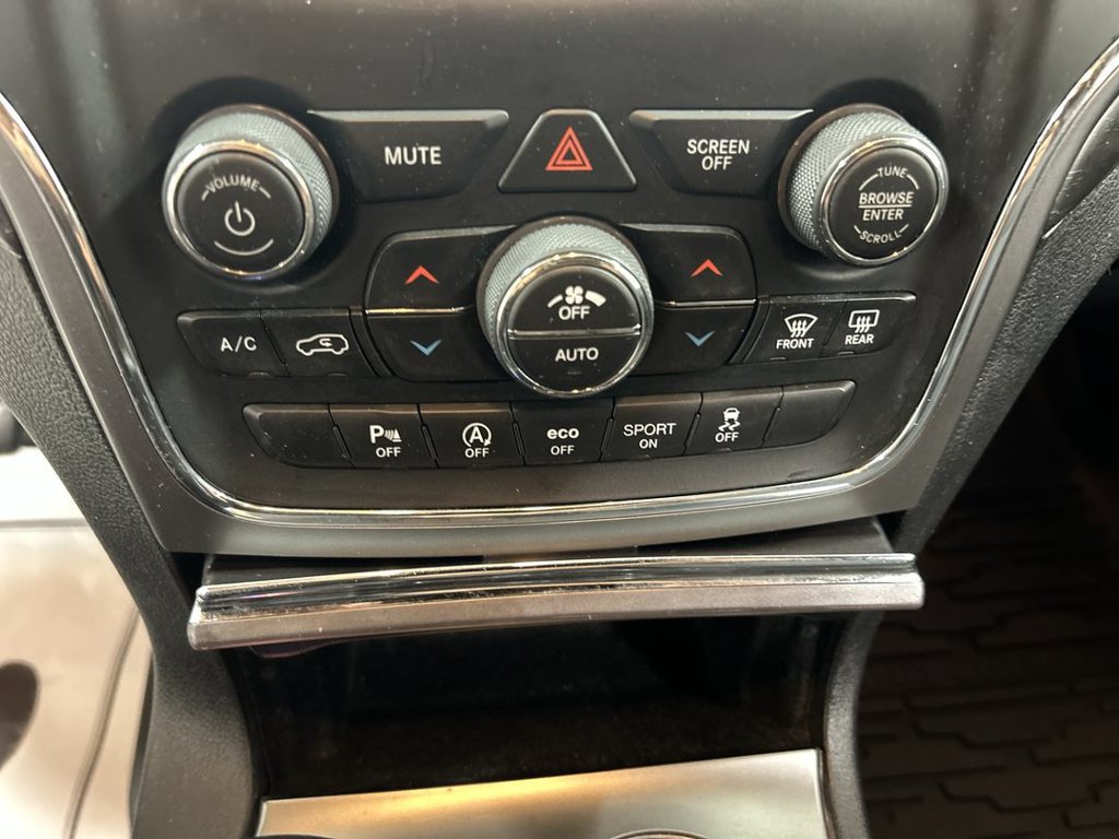 Used 2018 Jeep Grand Cherokee Laredo AWD/4WD image 16