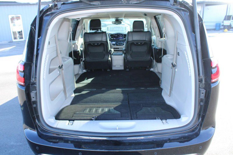 Used 2024 Chrysler Pacifica Touring-L image 6
