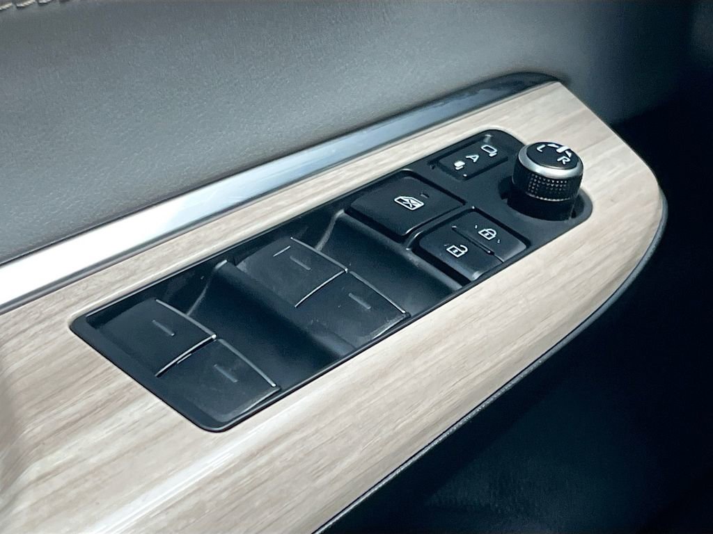 Used 2024 Toyota Venza XLE image 18