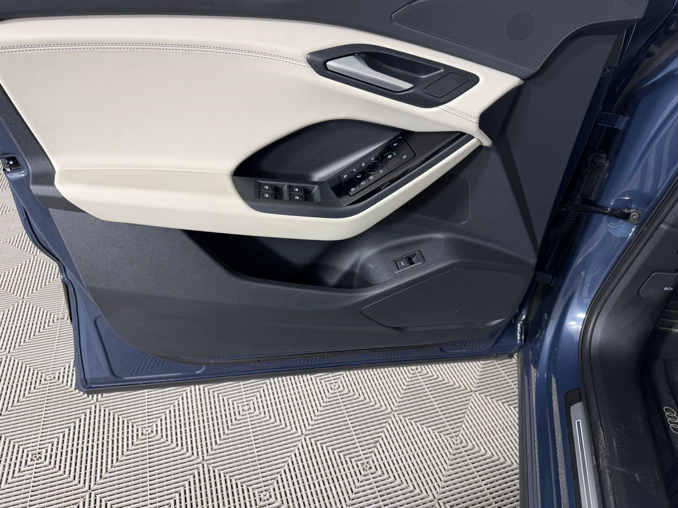 Certified 2025 Audi Q6 e-tron Premium w/ Convenience Package image 21