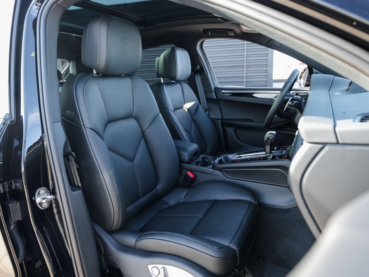Certified 2026 Porsche Macan AWD/4WD image 28