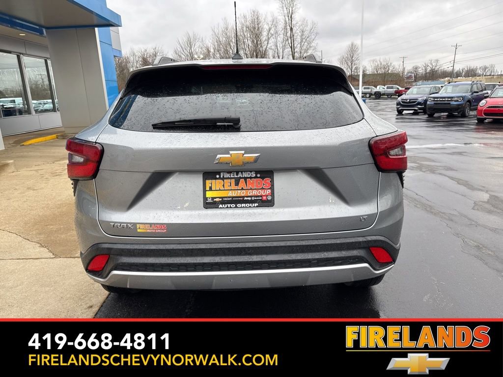 Used 2025 Chevrolet Trax LT w/ LT Convenience Package image 6