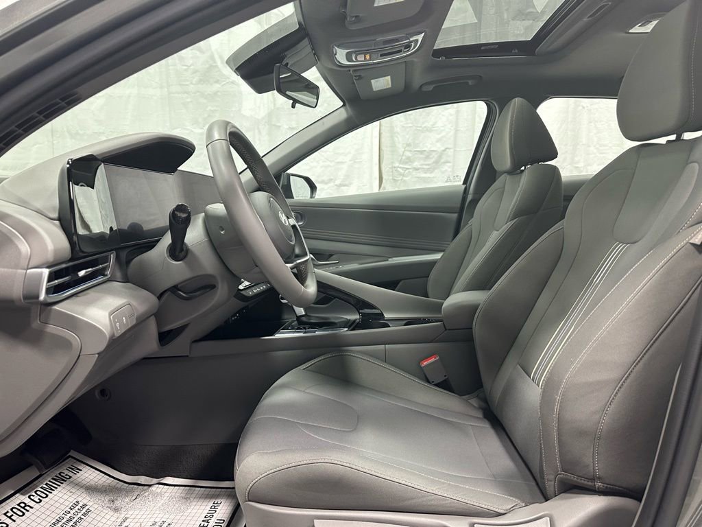 Used 2025 Hyundai Elantra SEL image 14