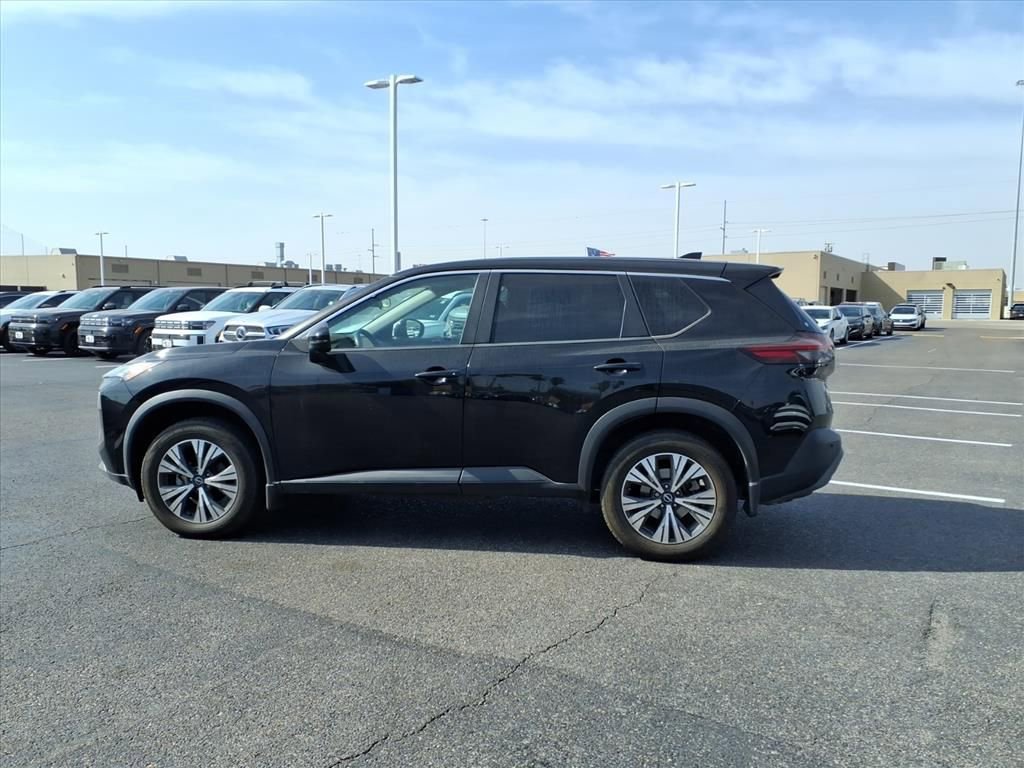 Used 2022 Nissan Rogue SV image 2