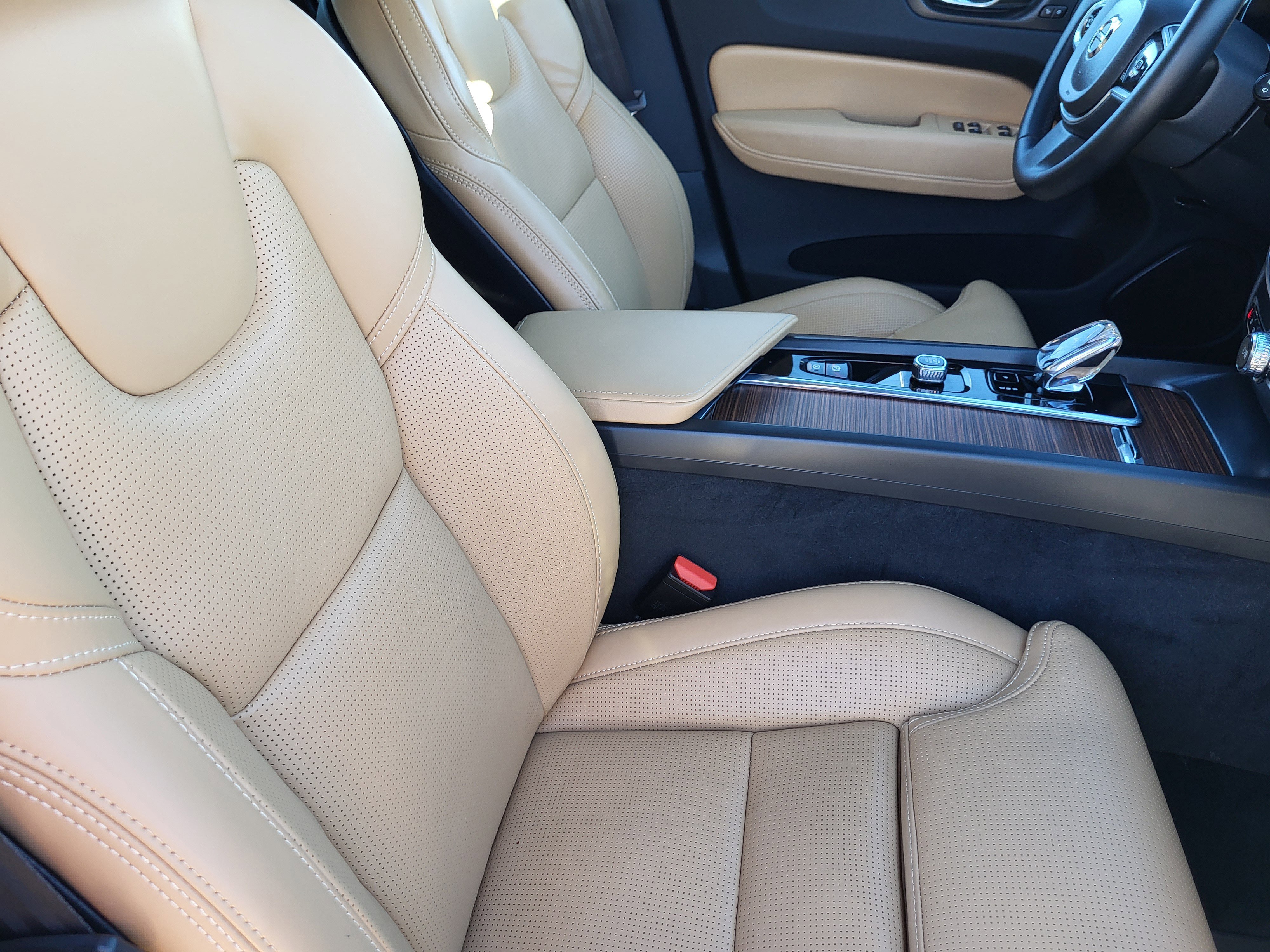 Certified 2023 Volvo XC60 B5 Ultimate w/ Protection Package Premier image 20