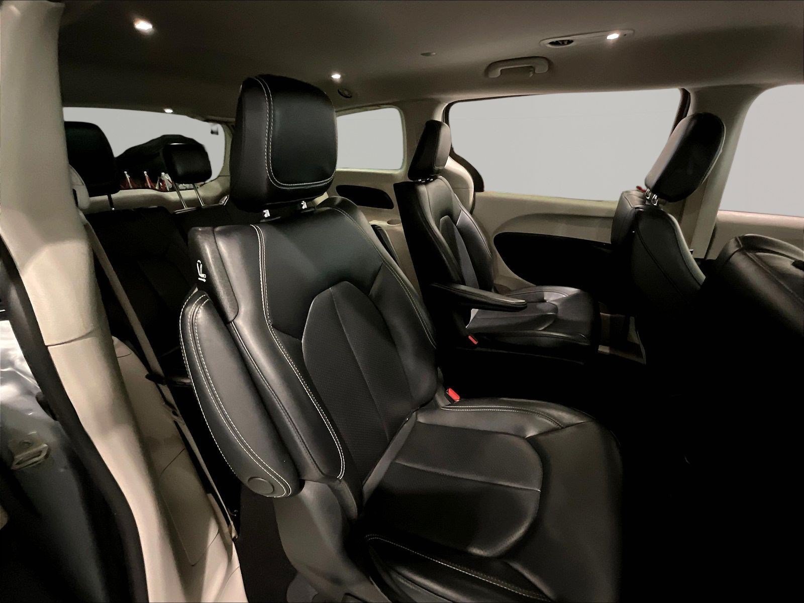 Used 2023 Chrysler Pacifica Touring-L FWD image 23