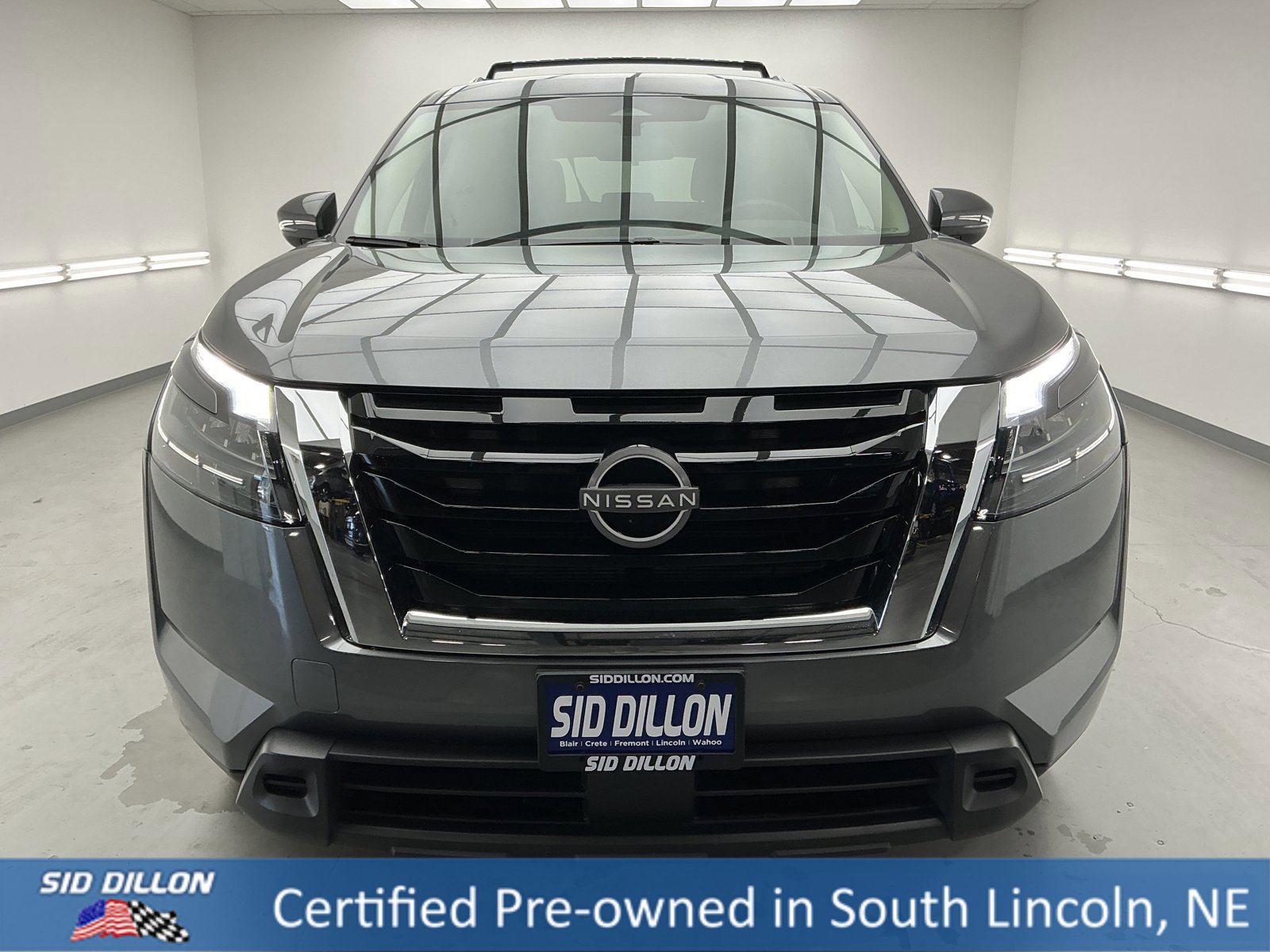 Used 2023 Nissan Pathfinder SV image 2