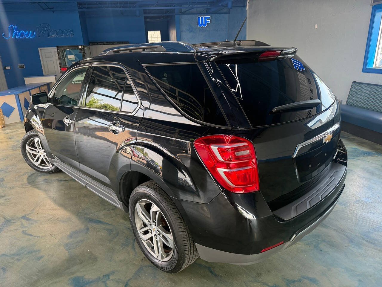 Used 2016 Chevrolet Equinox LTZ w/ Enhanced Convenience Package FWD image 3