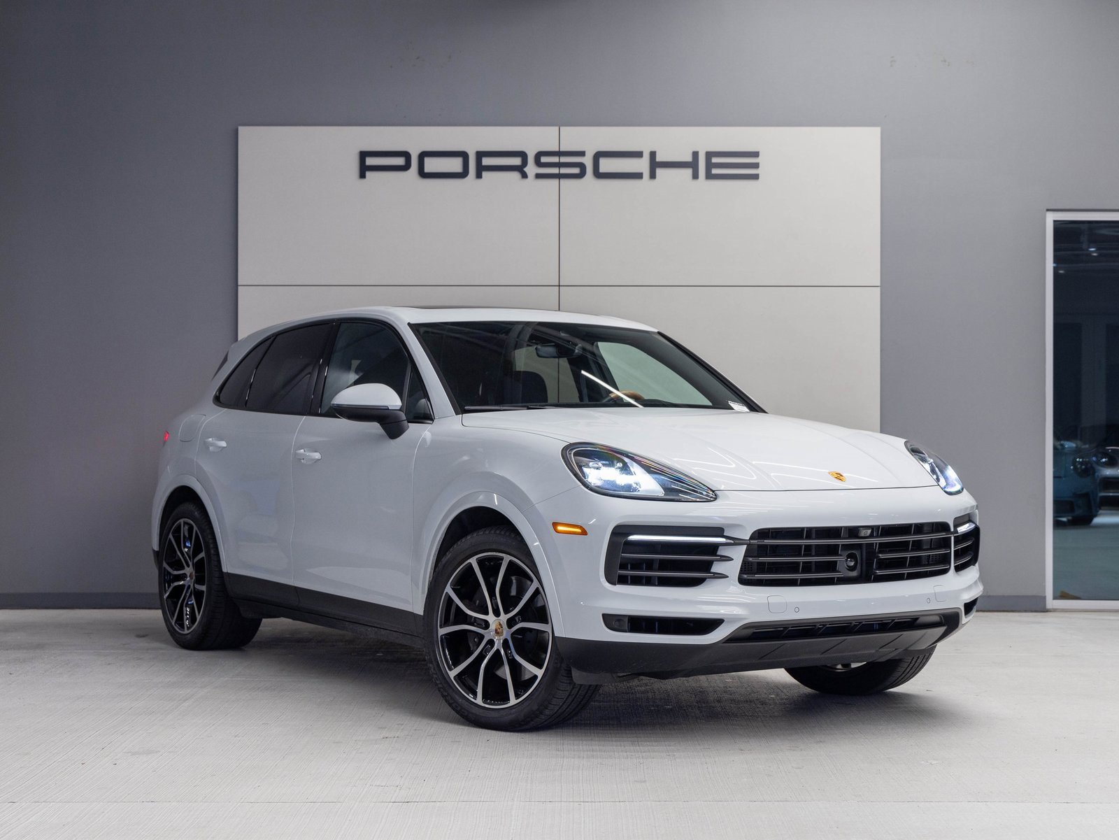 Certified 2023 Porsche Cayenne Platinum Edition image 9