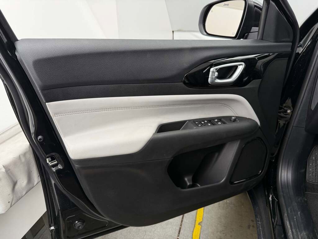 New 2026 Jeep Compass Limited image 25