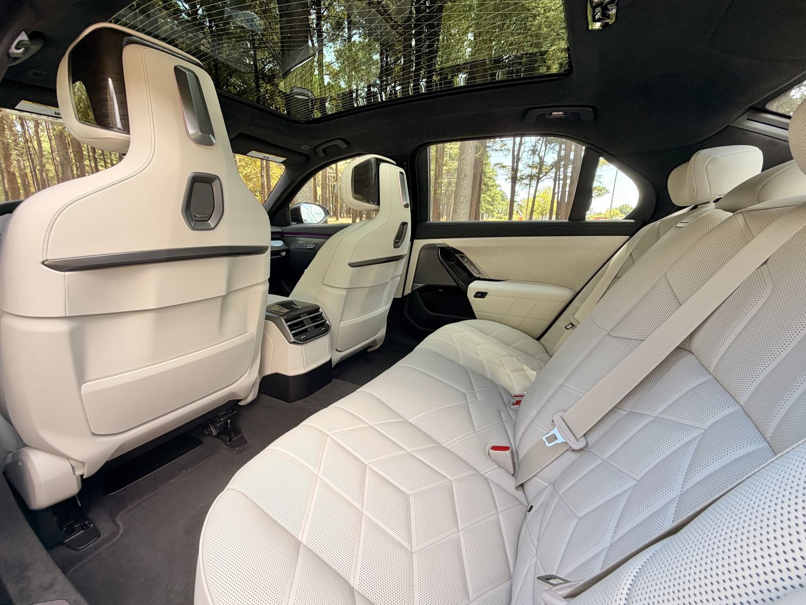 New 2027 BMW 740i w/ Executive Package RWD image 14