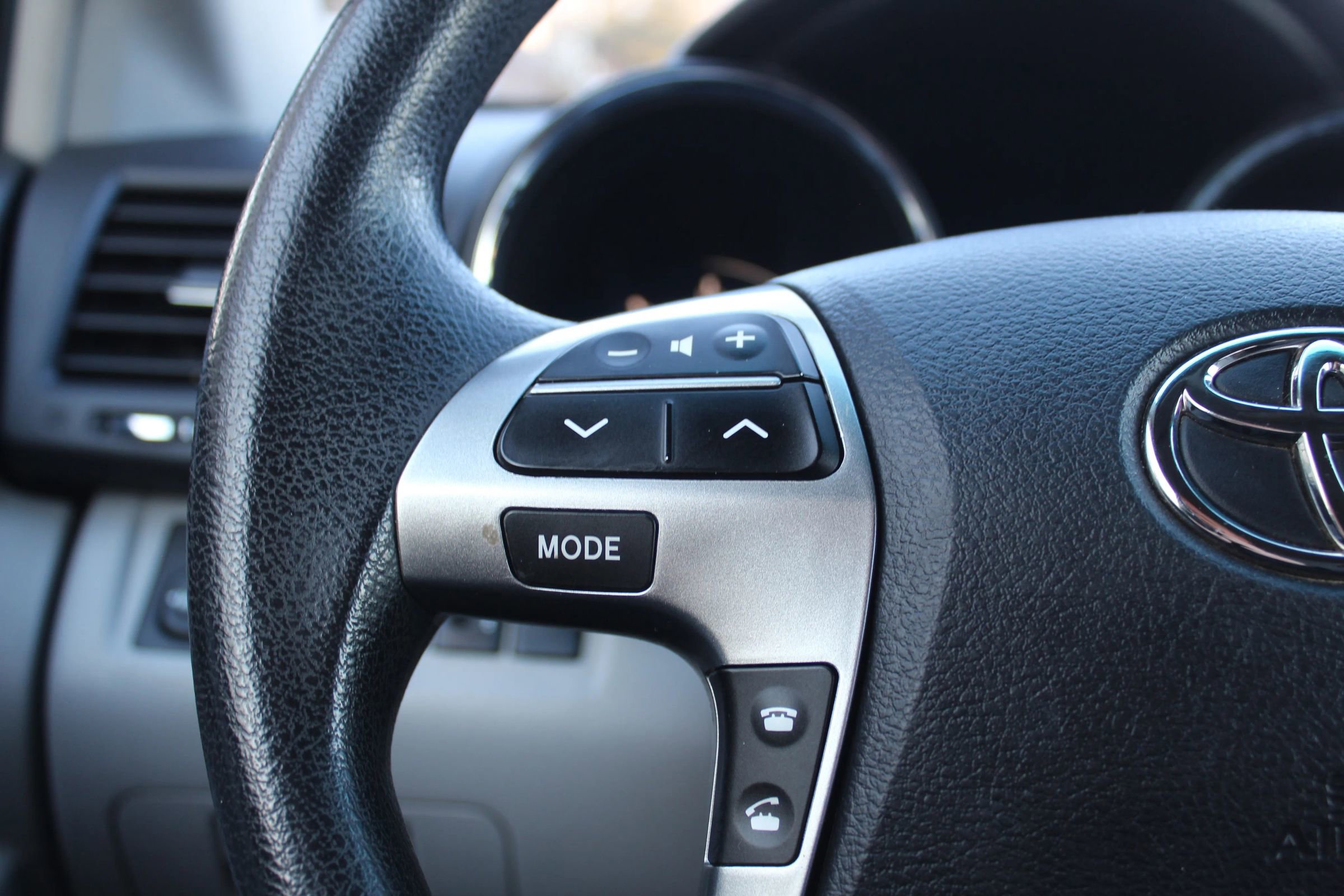 Used 2011 Toyota Highlander Hybrid w/ Cold Weather Pkg image 26