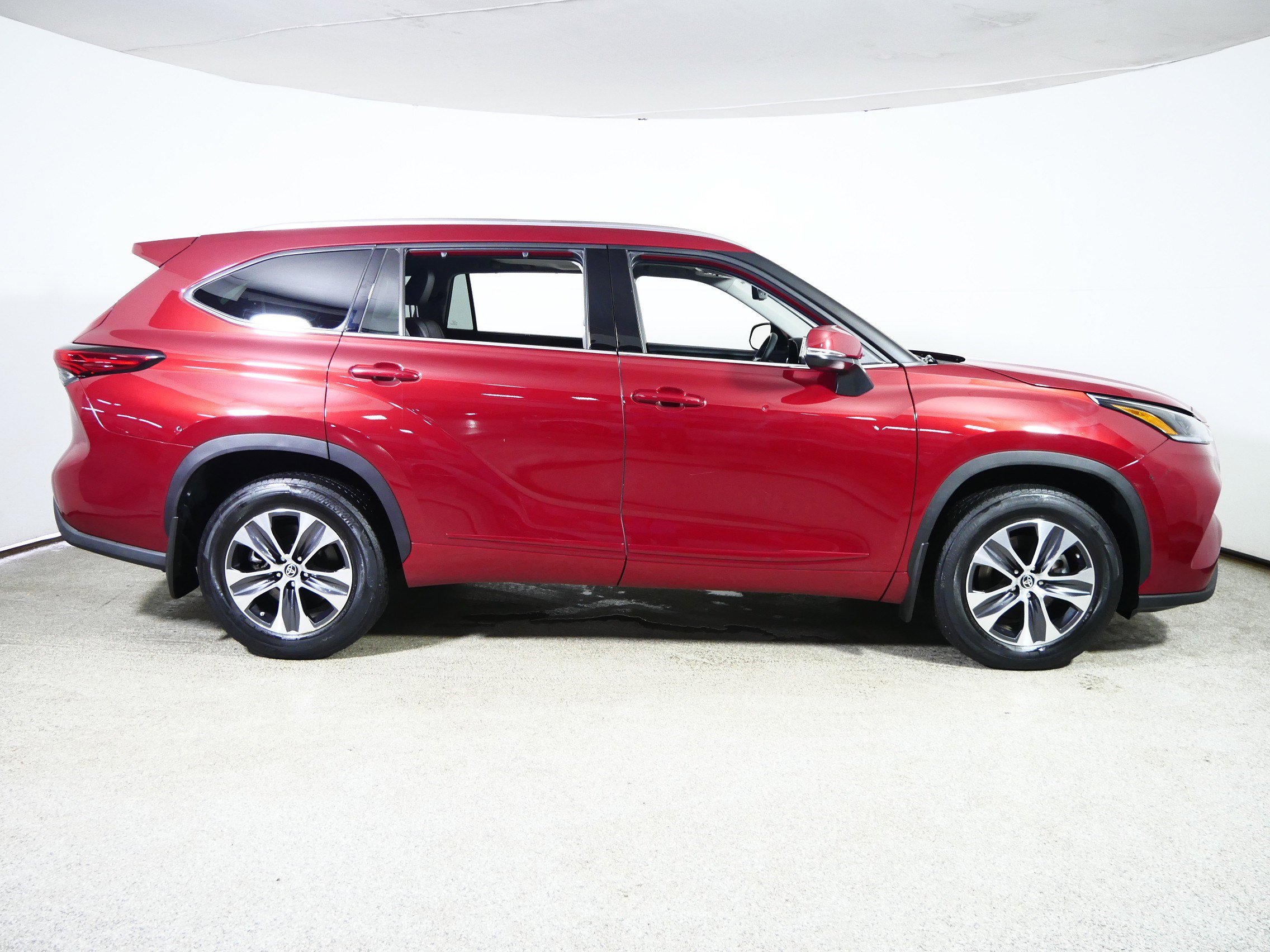 Used 2021 Toyota Highlander XLE AWD/4WD image 8