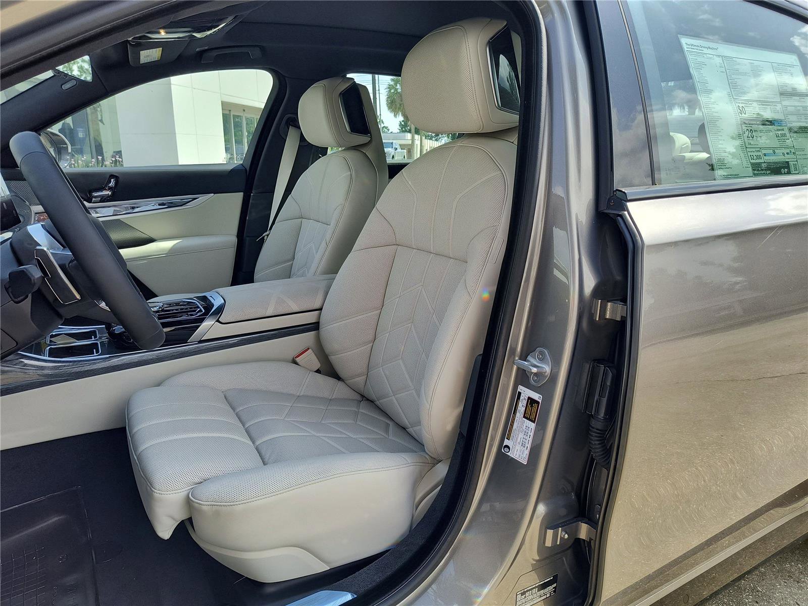 Used 2025 BMW 740i w/ Executive Package image 6