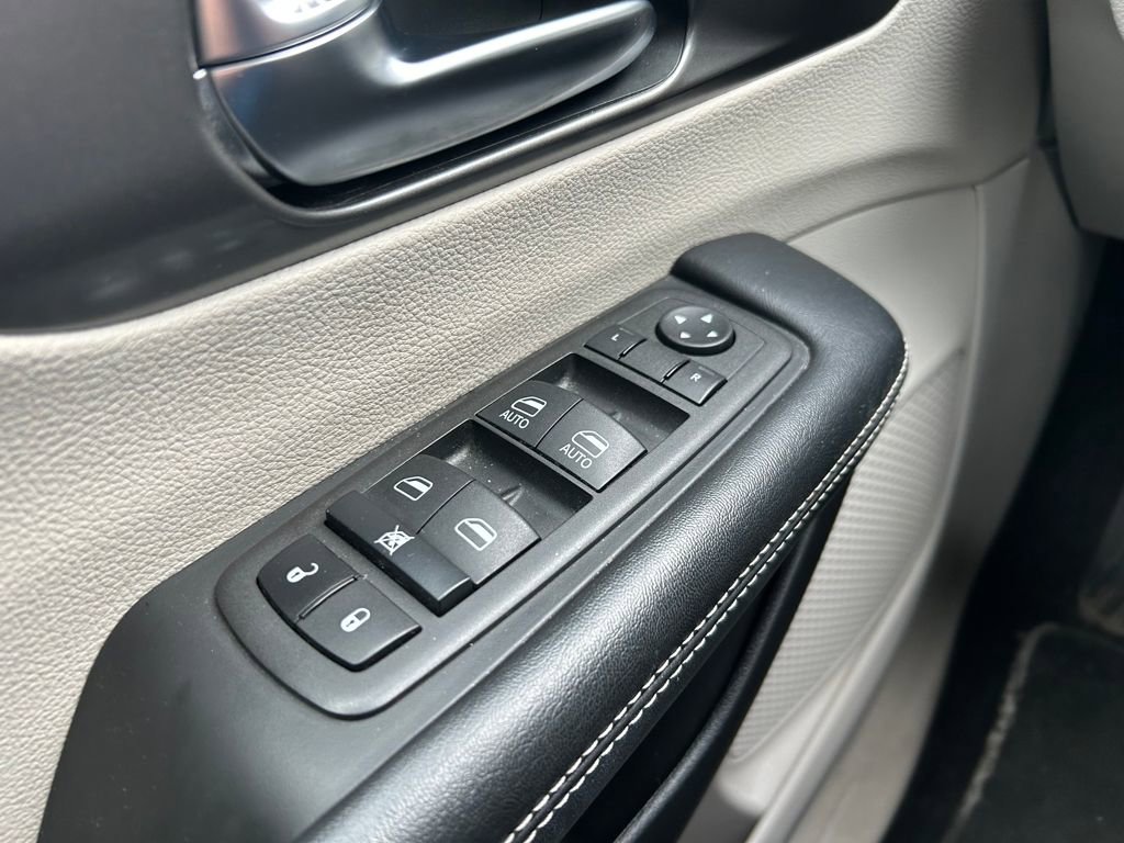 Certified 2023 Chrysler Pacifica Touring-L image 15