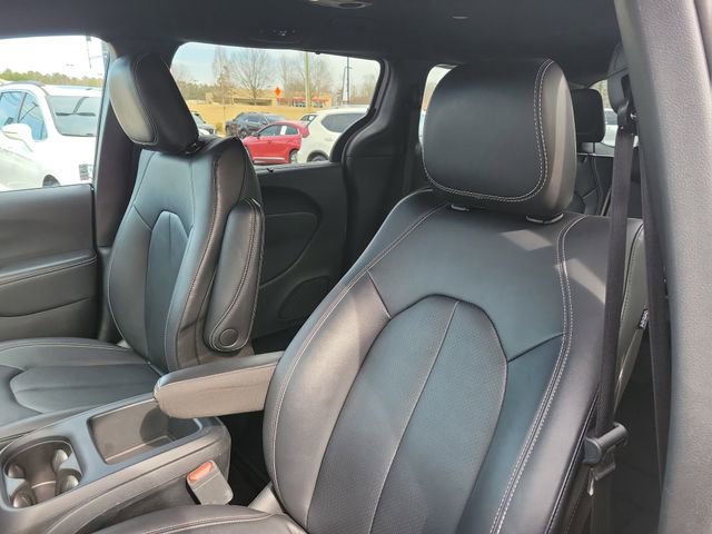 Used 2025 Chrysler Voyager LX image 13