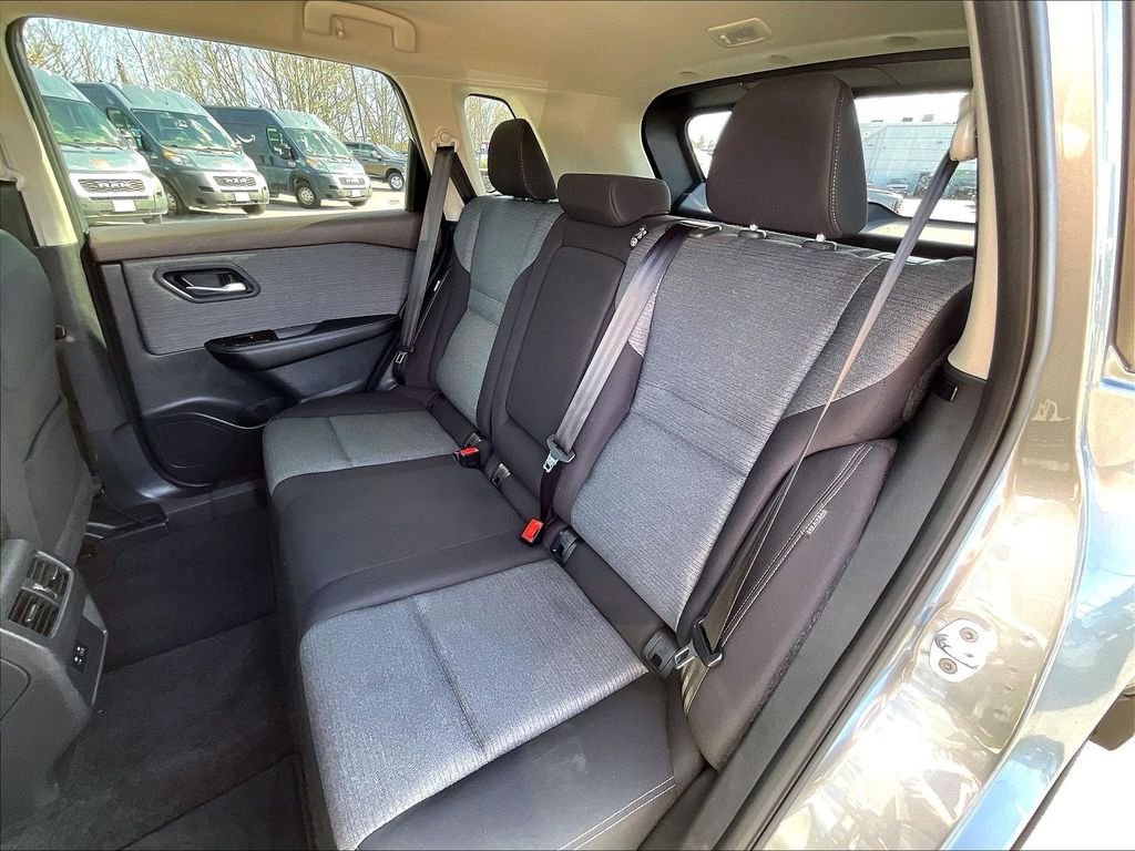 Used 2023 Nissan Rogue SV AWD/4WD image 14