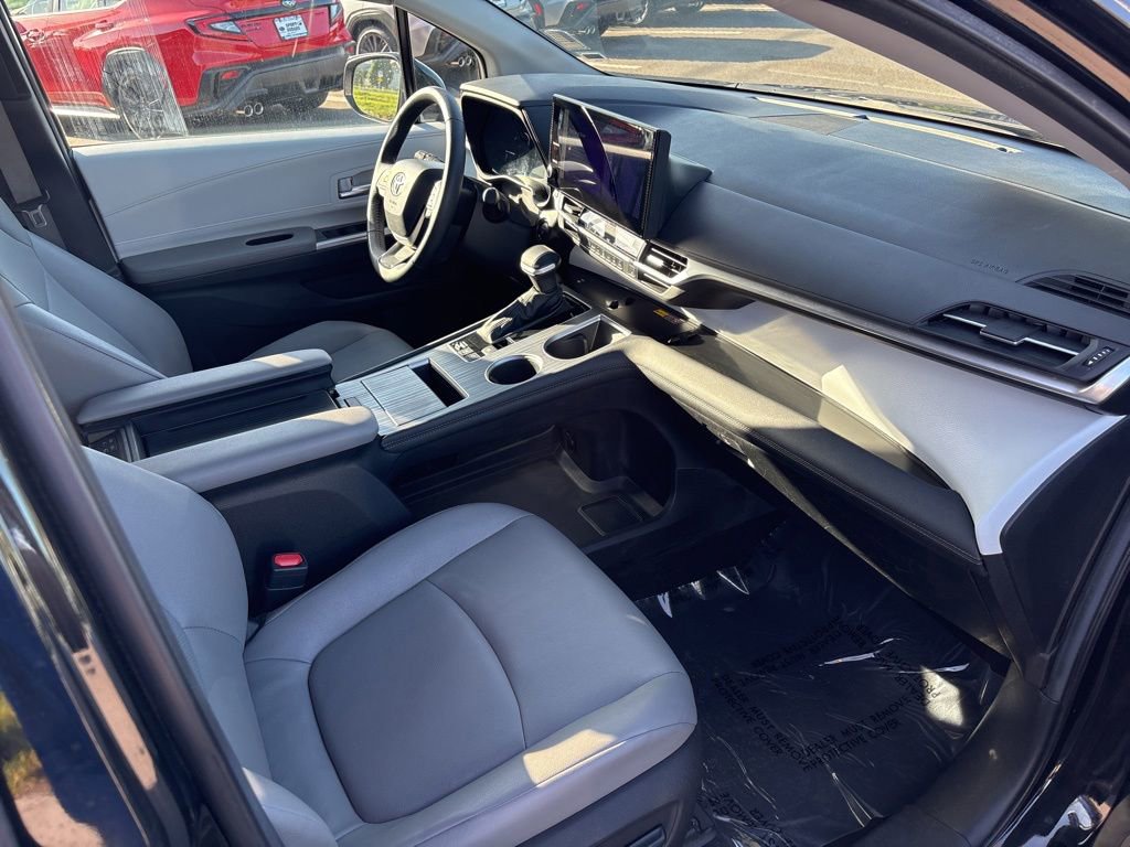 Used 2025 Toyota Sienna XLE FWD image 22